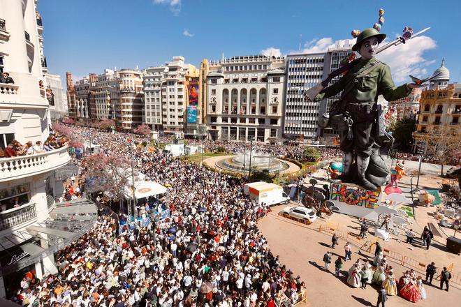 Fallas 2026: Se amplía el perímetro de seguridad al agrietarse un ninot de la falla municipal como consecuencia del viento