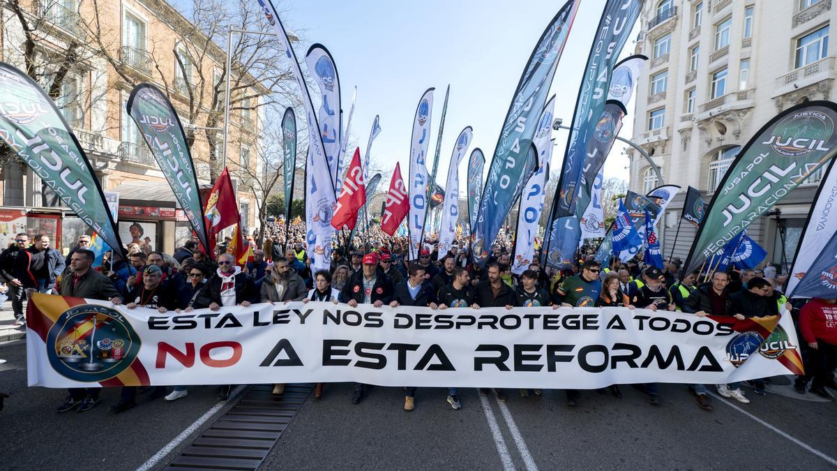 Archivo - Policías y guardias civiles de Jusapol marchan hacia el Congreso de los diputados durante una manifestación contra la reforma de la 'ley mordaza'