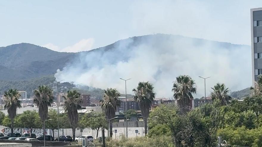 Un incendio forestal en Gavà obliga a confinar a 6000 personas