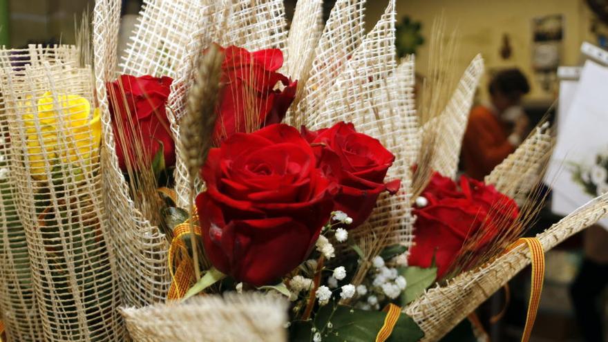 Roses en una floristeria preparades per ser entregades a domicili