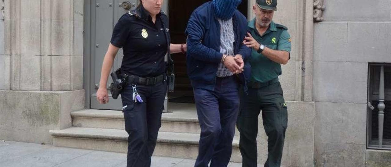 Traslado de un acusado por abusos sexuales a su salida de la Audiencia Provincial en junio. // Rafa Vázquez