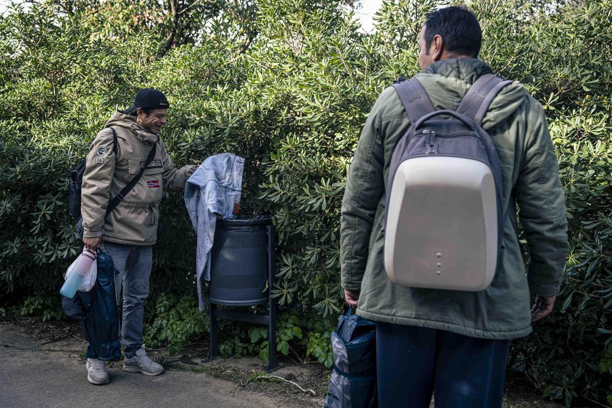 Willy muestra lo que encuentra en una papelera de Montjuïc. Los días consisten en vagar de un lado a otro.