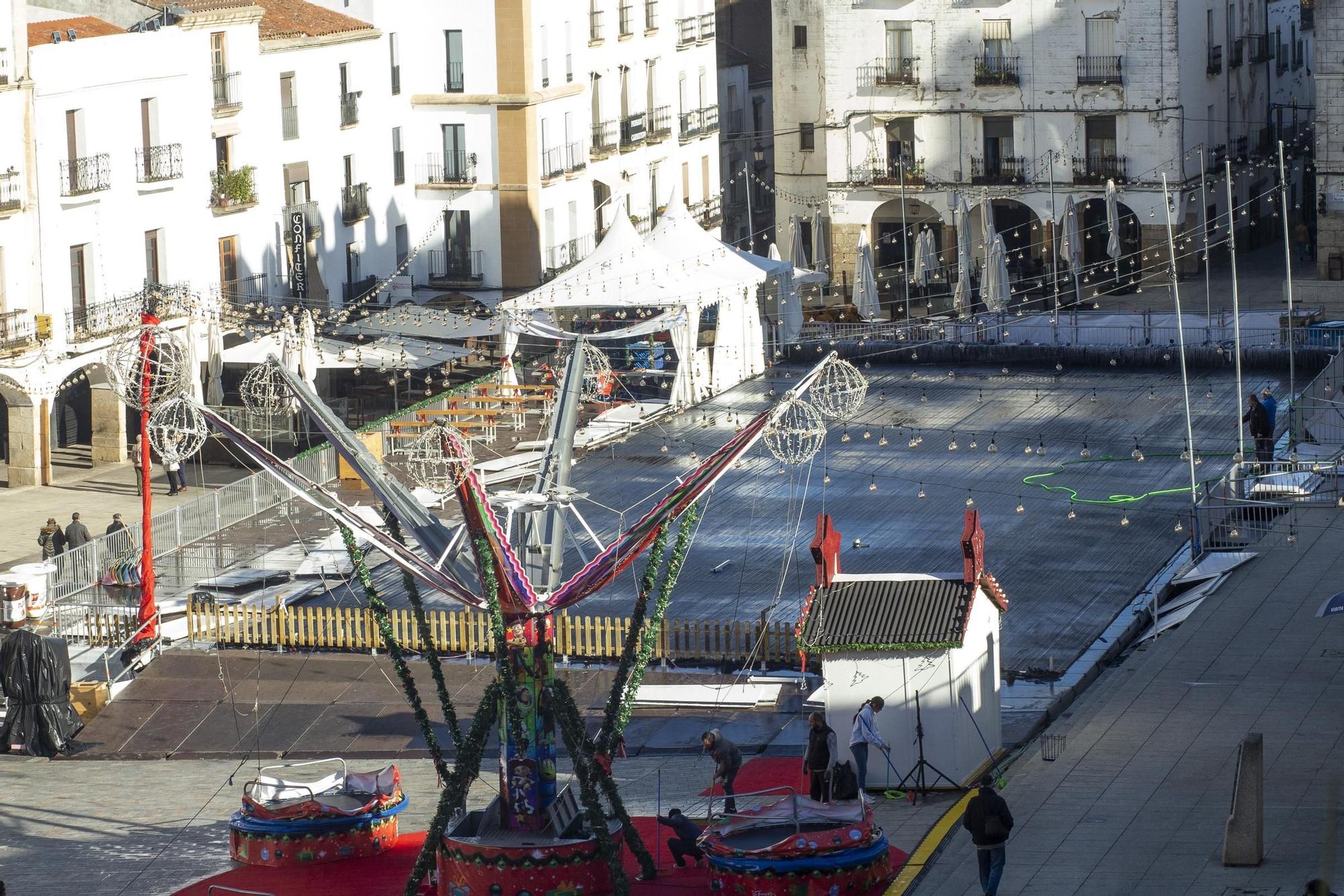 Galería | La lluvia deja a Cáceres sin pista de hielo