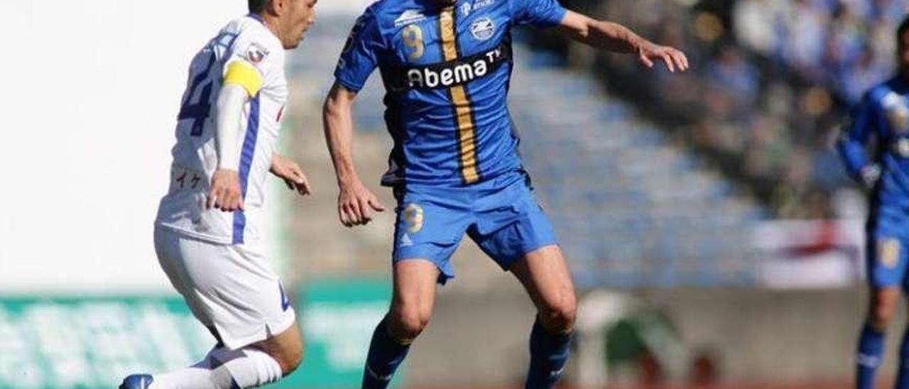 Stefan Scepovic, a la derecha, en su debut con el Machida Zelvia.