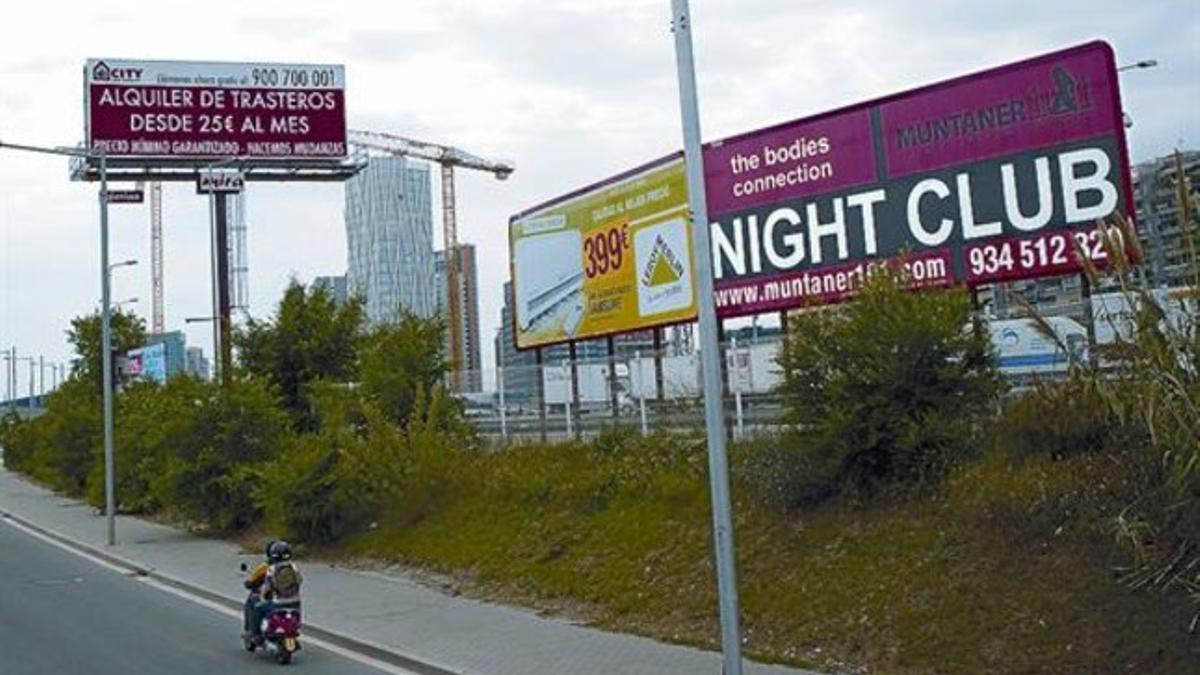 Anuncio  La valla publicitaria, cerca de la Ronda Litoral, en el término de Sant Adrià, ayer al mediodía.