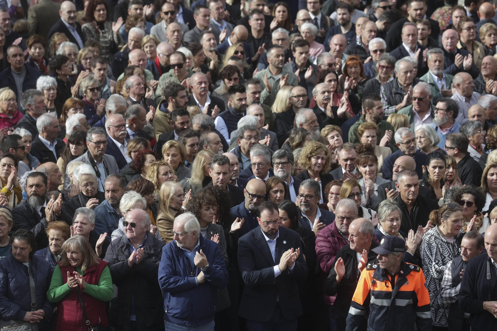 EN IMÁGENES: Mieres se echa a la calle para despedir a su Alcalde, Aníbal Vázquez