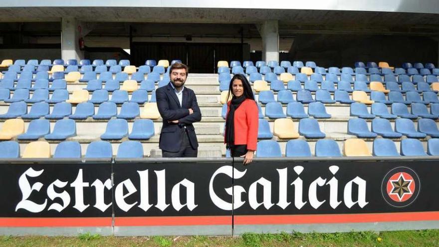 El responsable de patrocinios de Estrella Galicia, José Villanueva, junto a Lupe Murillo. // Gustavo Santos