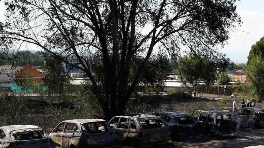 Arden 32 coches en un parking de Barajas