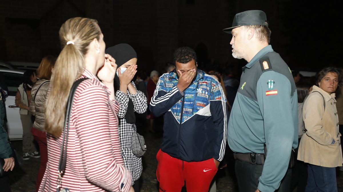 Familiares de la víctima hablan con la Guardia Civil.