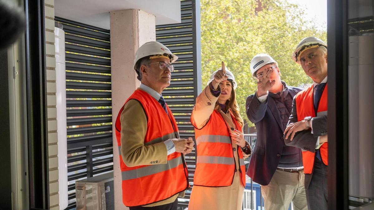 La alcaldesa de Zaragoza, Natalia Chueca, durante la visita a las obras de un edificio.