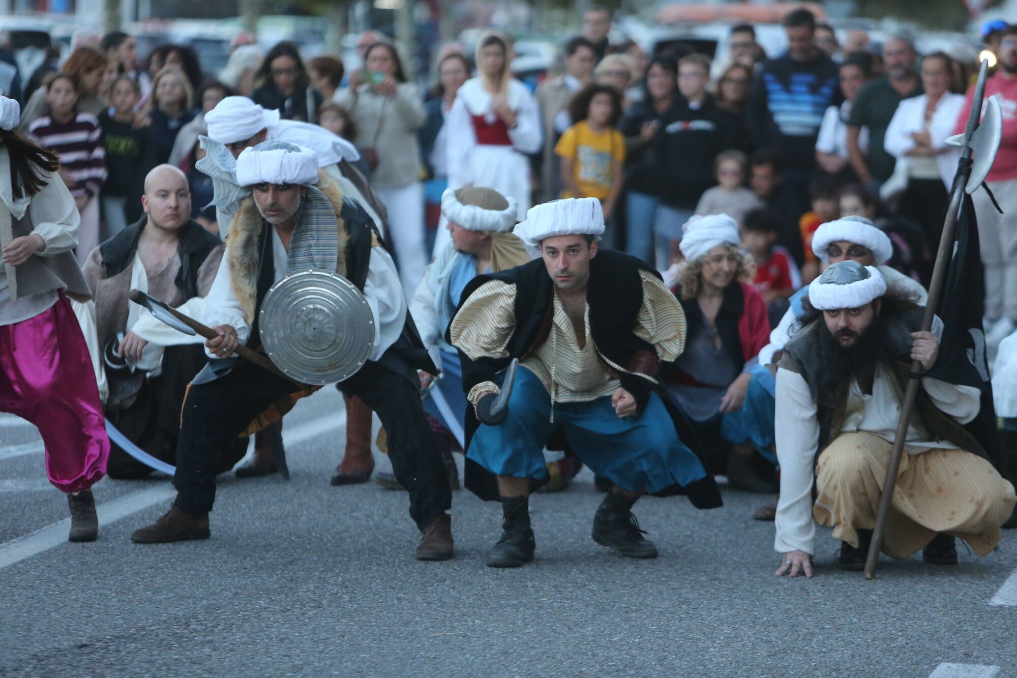 REPRESENTACION TEATRAL DE LA INVASION TURCA DEFENSA DA VILA POR LAS CALLES DE CANGAS