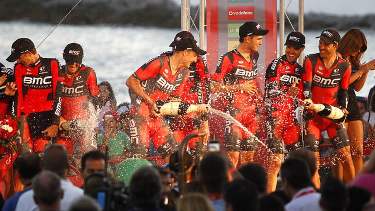 El equipo BMC celebra sobre el podio su victoria en la primera etapa de la Vuelta, en Marbella
