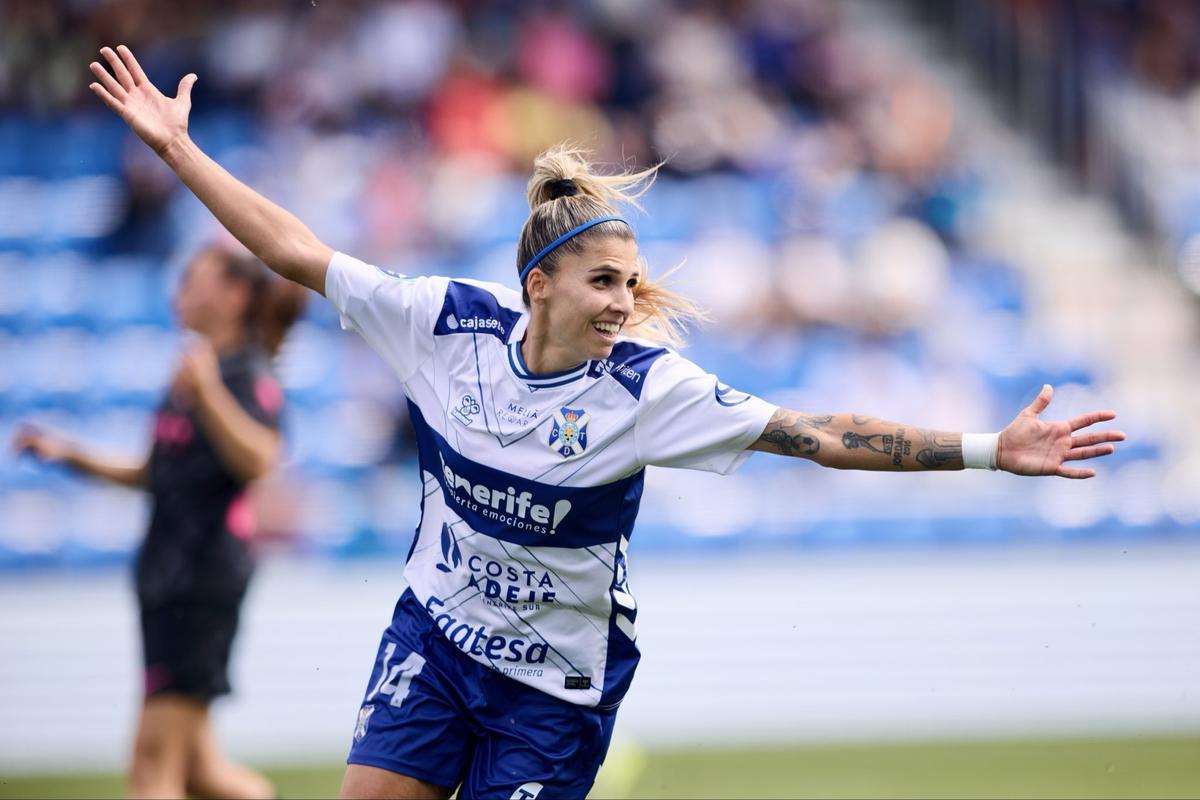 Natalia Ramos celebra uno de sus goles ante el Madrid CFF en el Heliodoro Rodríguez López.