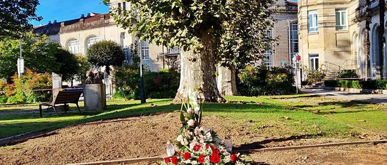 Dos centros de flores recordaban ayer a Josefa en el lugar del accidente, en los jardines de Mondariz-Balneario. |   // D.P.