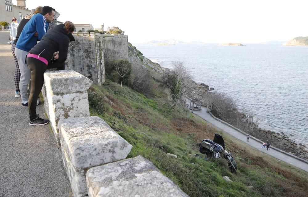 Herida una pareja tras caerse su coche por el precipicio del parador de Baiona.