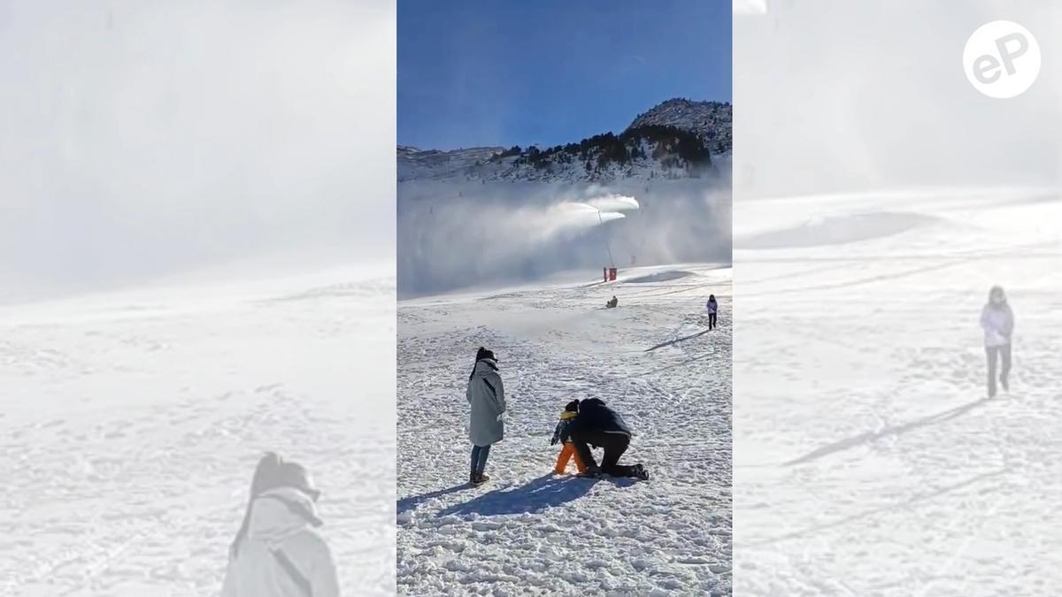 Los cañones disparando nieve en Astún este sábado