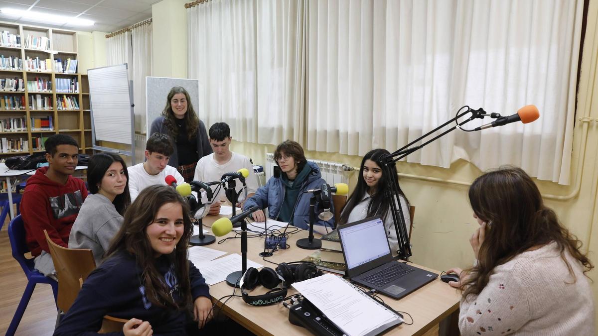 Los alumnos que han formado parte del programa posan justo antes de conectar con el centro alicantino.