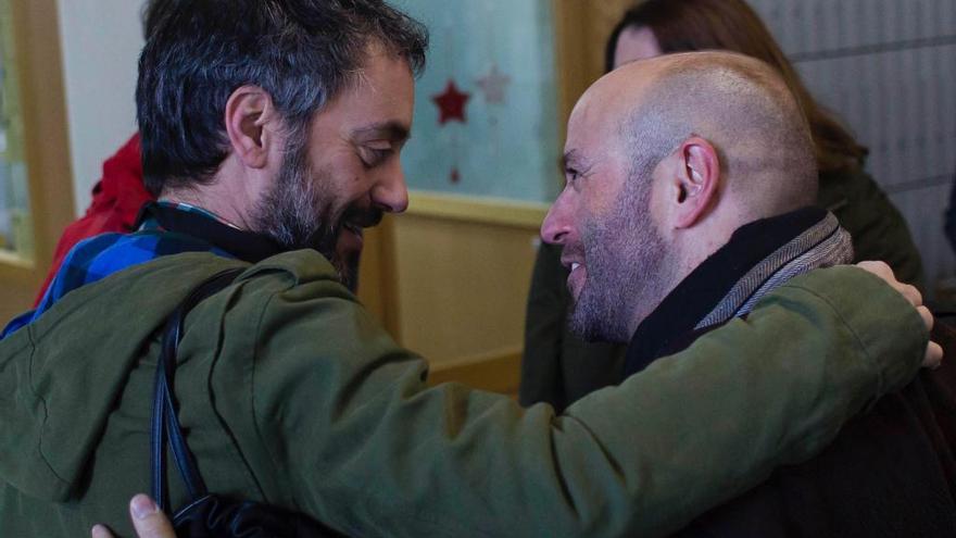 Saludo entre Xulio Ferreiro y Luís Villares en el plenario de En Marea. // O. Corral