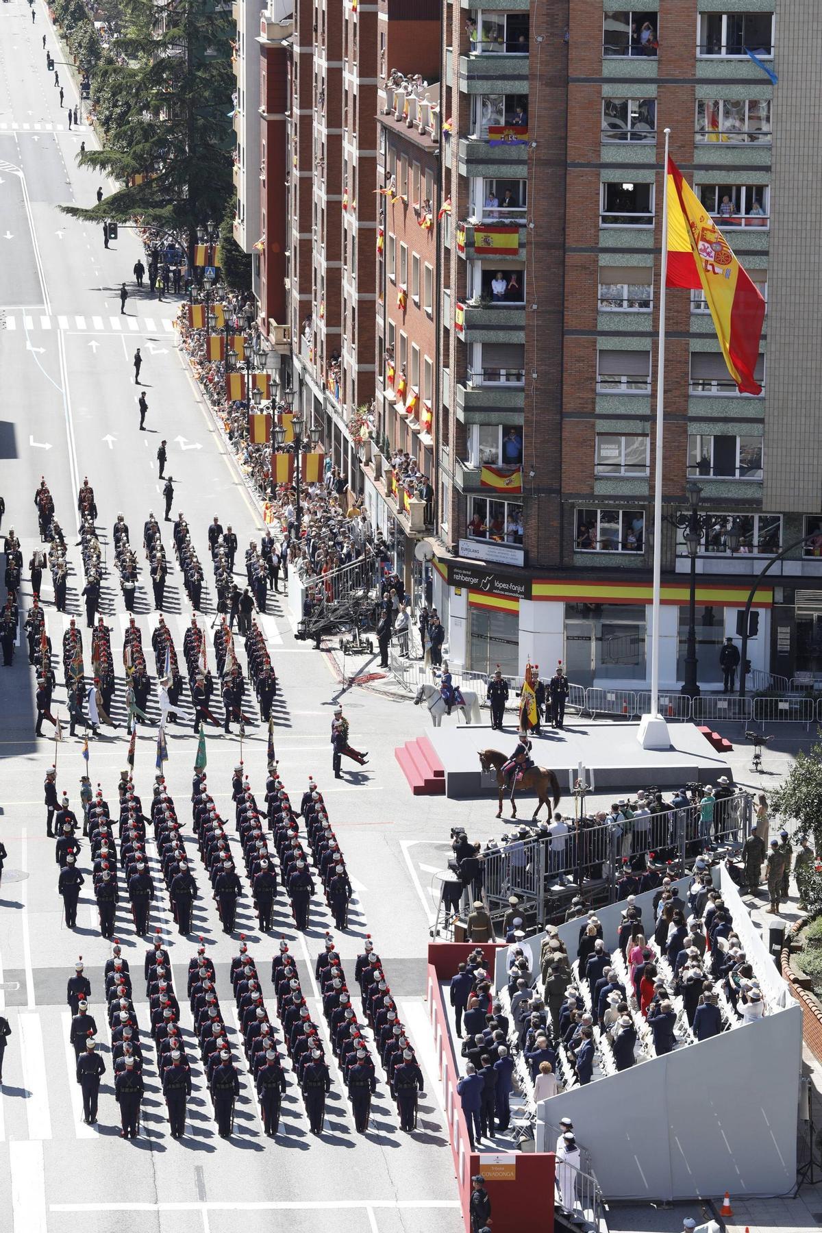 EN IMÁGENES: Así fue el multitudinario desfile en Oviedo por el Día de las Fuerzas Armadas