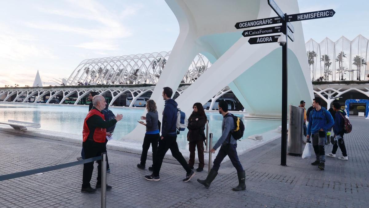 Vídeo: Menos de un centenar de voluntarios en la convocatoria de la Generalitat en la Ciudad de las Ciencias