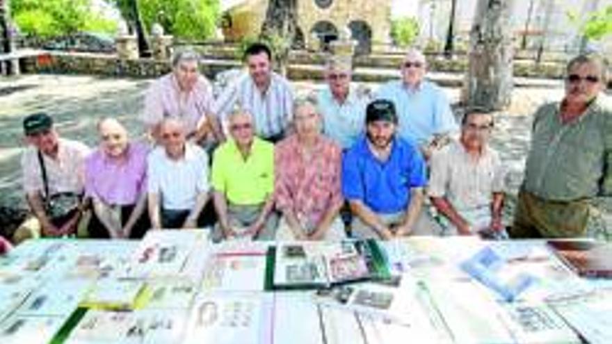 San Blas atrae a coleccionistas al mercadillo del colectivo filatélico