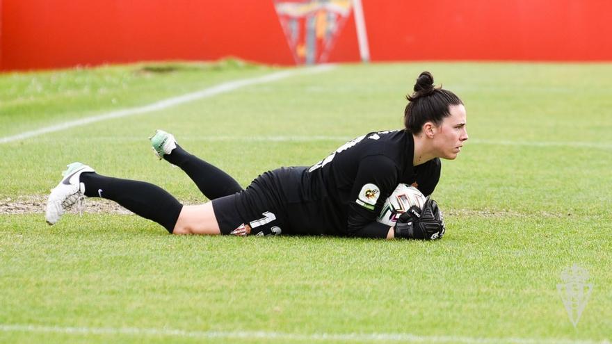 La portera del Sporting Femenino Ohiana detiene un balón