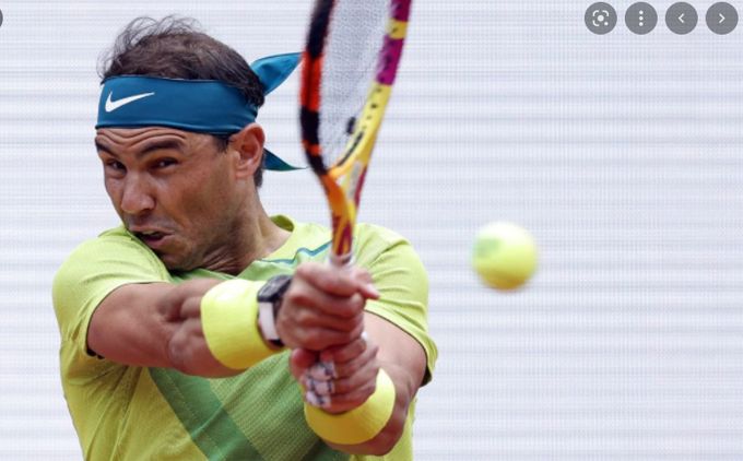 Nadal devuelve un revés, en su estreno en París.