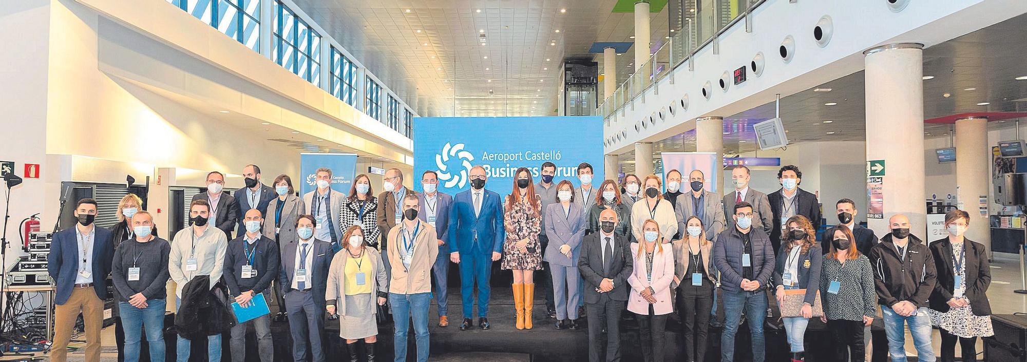 Foto de familia de los asistentes con la consellera de Innovación, Carolina Pascual, y el presidente de la Diputación de Castellón, José Martí, tras la clausura de la jornada.