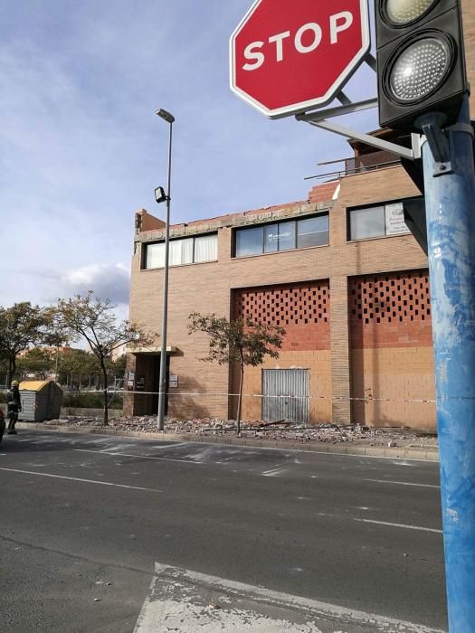 El viento derriba un muro en Gran Vía