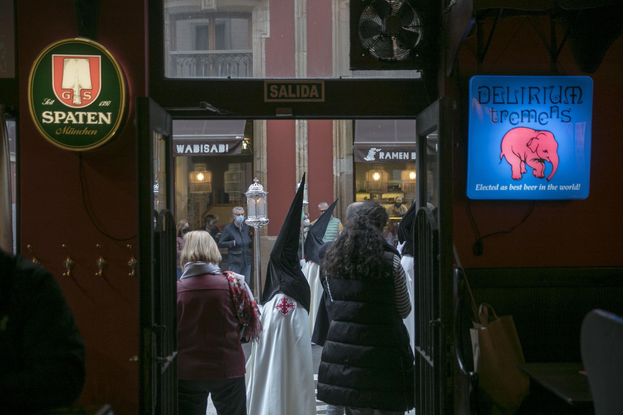 EN IMÁGENES: Gijón arropa al Cristo de los Mártires en su regreso a las calles