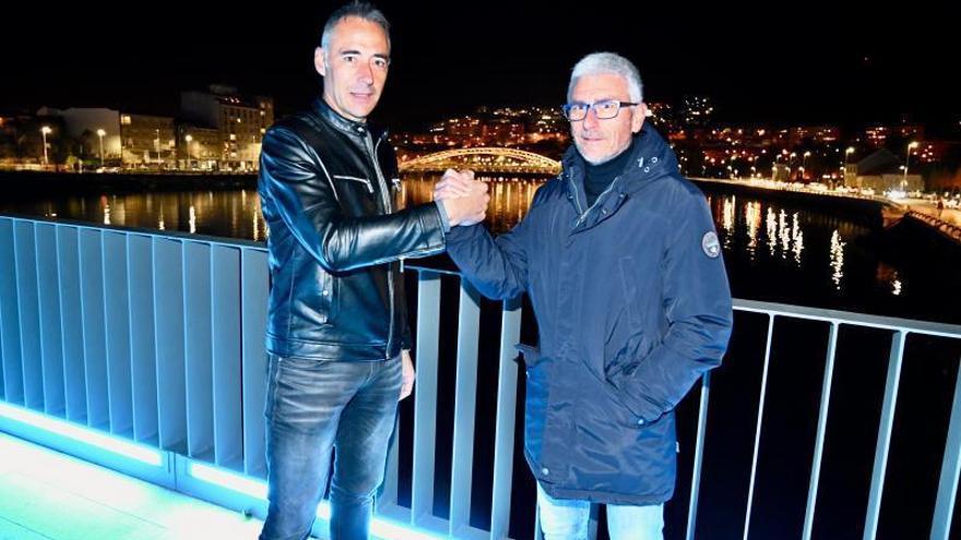 Los entrenadores, ayer en el puente de O Burgo.