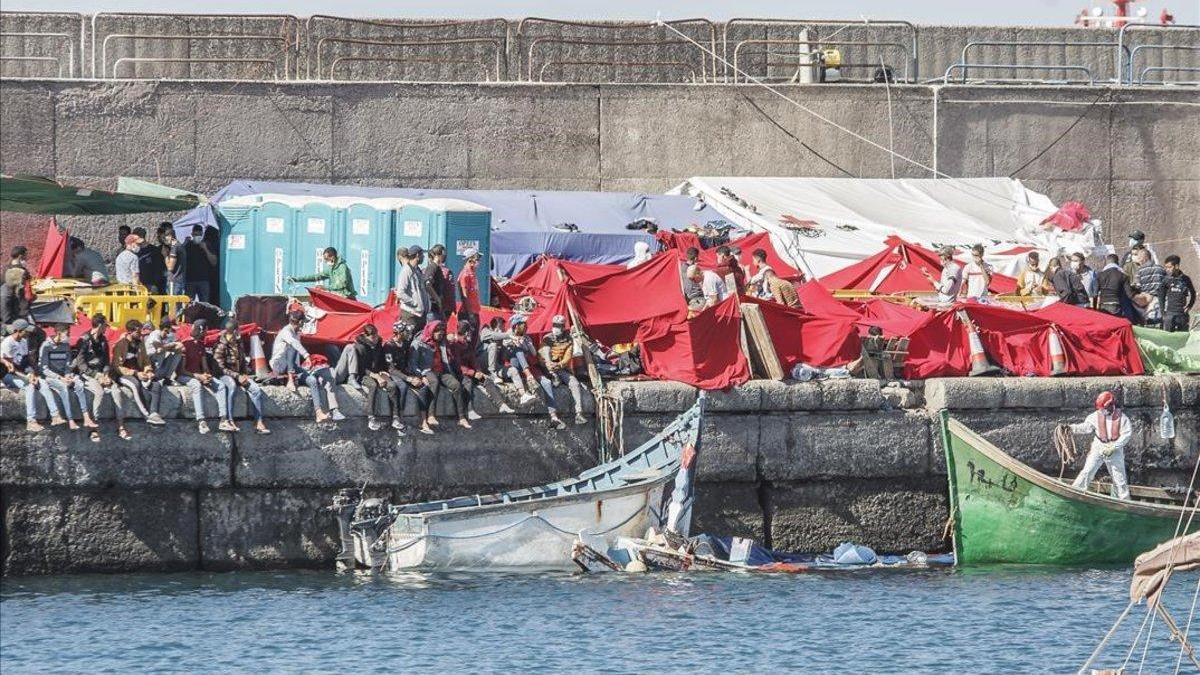 Inmigración en Canarias: el camino desde el muelle hasta el CIE, el asilo o la libertad