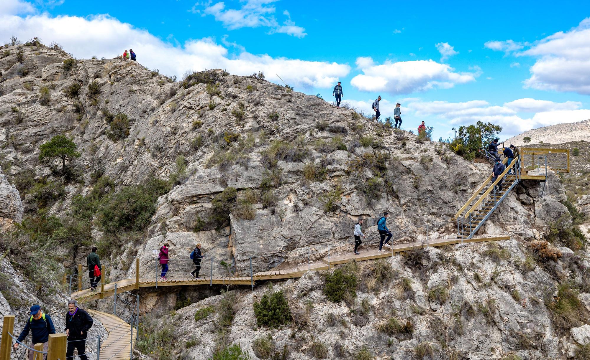 Una decisión que ha tomado el Ayuntamiento de esta pequeña localidad tras la "masiva afluencia" de turistas que se ha producido en las últimas semanas y que ha llevado a la necesidad de regular el acceso.