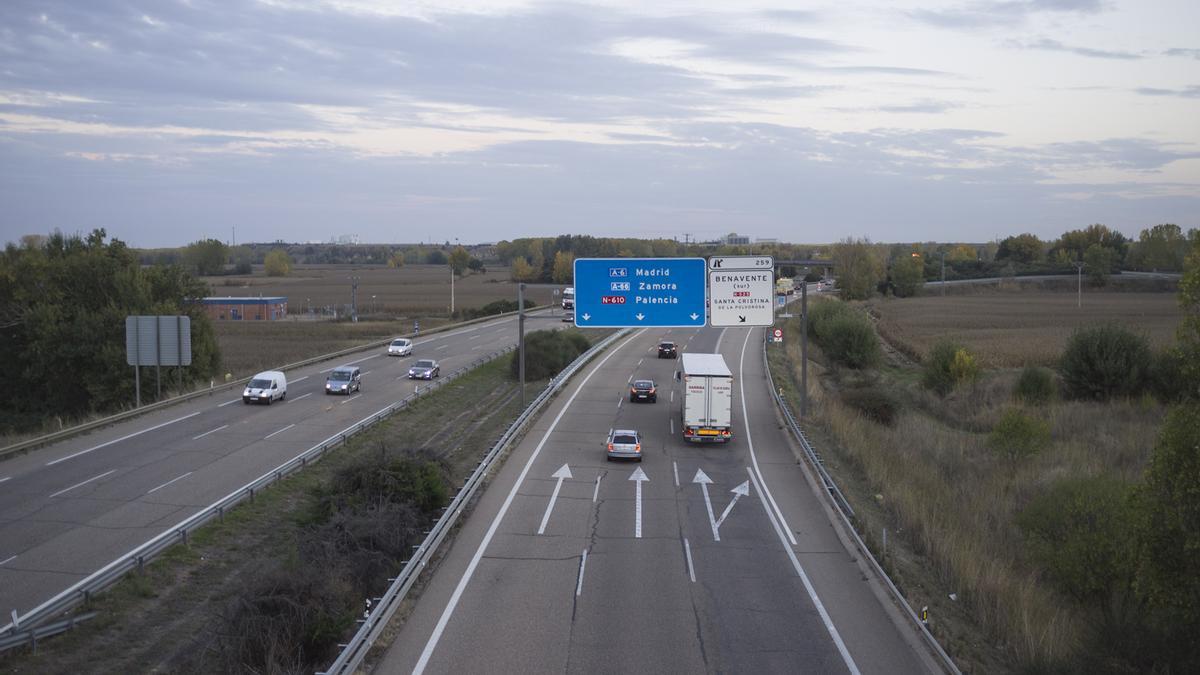 Autovía A-6 en sentido Madrid, en el término de Benavente.