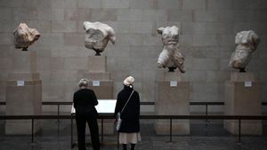 Visitantes del British Museum delante de los mármoles del Partenón, también conocidos como los mármoles de Elgin.