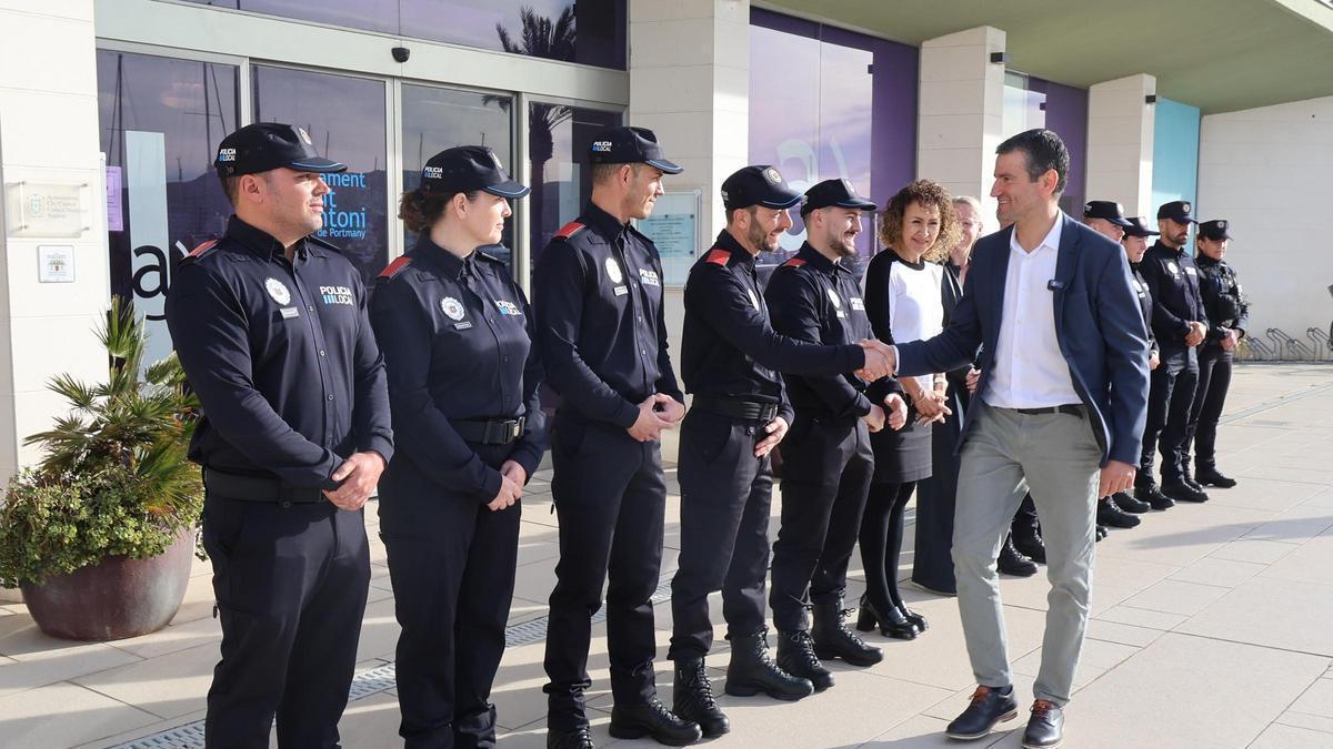 Marcos Serra saluda a las últimas incorporaciones de la Policía Local.