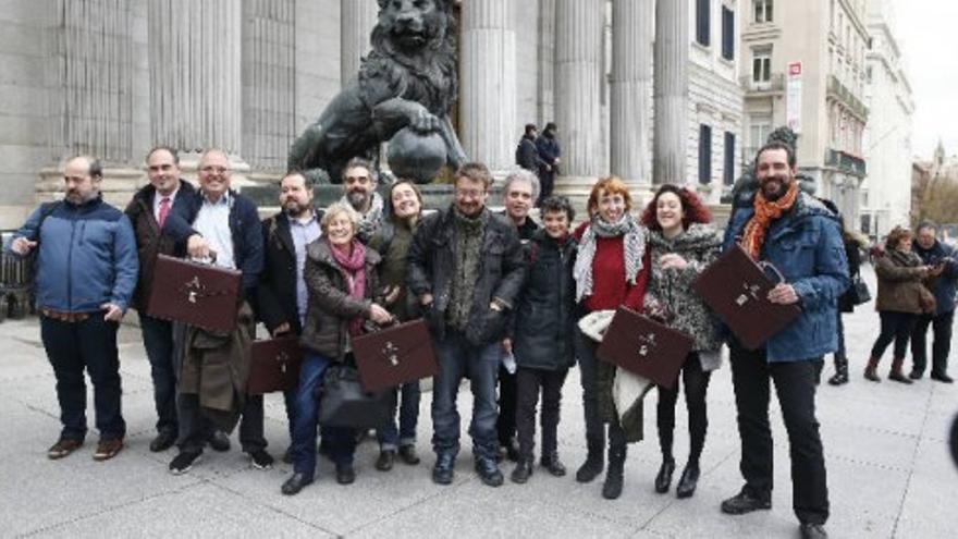 Los diputados de Podemos acuden al Congreso a recoger su acta