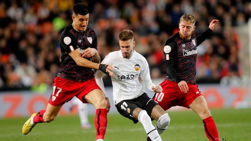 Castillejo y Yuri pugnan por un balón durante el Valencia - Athletic de Copa del Rey en Mestalla