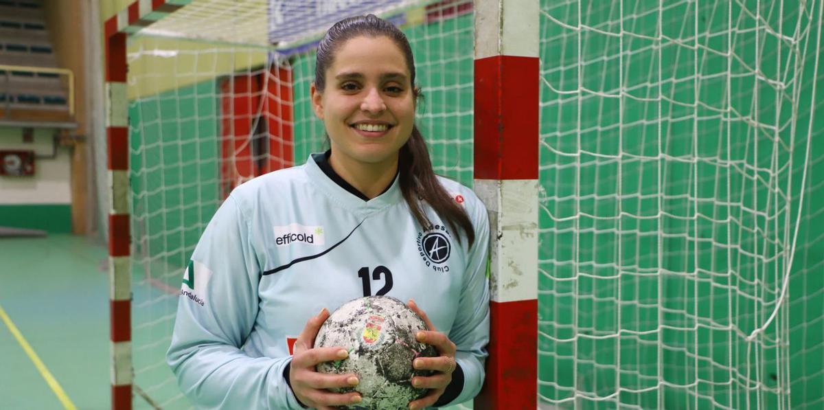 Amanda Valero 8 La jugadora del CD Adesal Córdoba, en la División de Honor Plata Femenina, estudia Veterinaria.