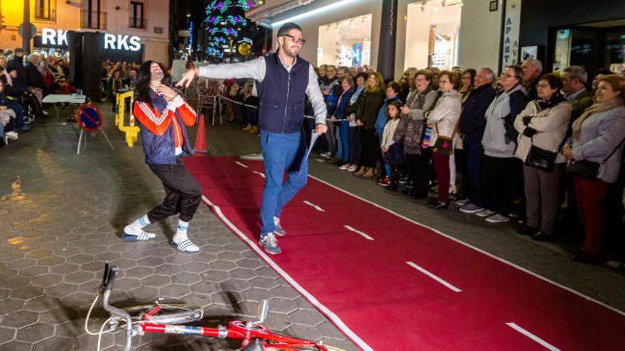 Desfile del Humor en Benidorm: la peña «L'Emtabuix» desfila con su espectáculo «Vulem butà»