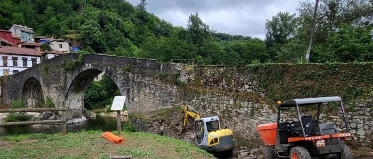 Maquinaria de obra en las proximidades del puente, días atrás. | Vivas