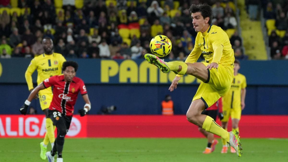 Gerard Moreno controla un balón en La Cerámica.