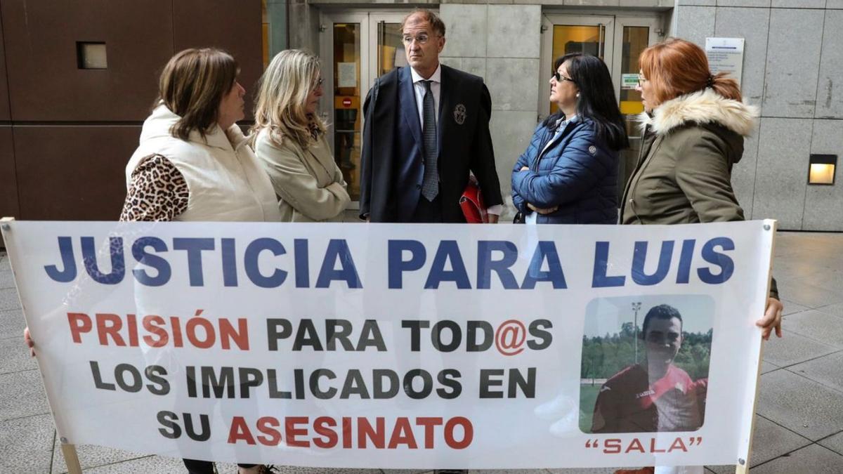 Hermanas de Luis Salazar con su abogado a las puertas de la Audiencia Provincial de Oviedo. | EFE