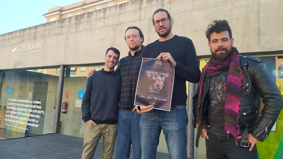 Miembros de la banda, con el edil de Juventud.