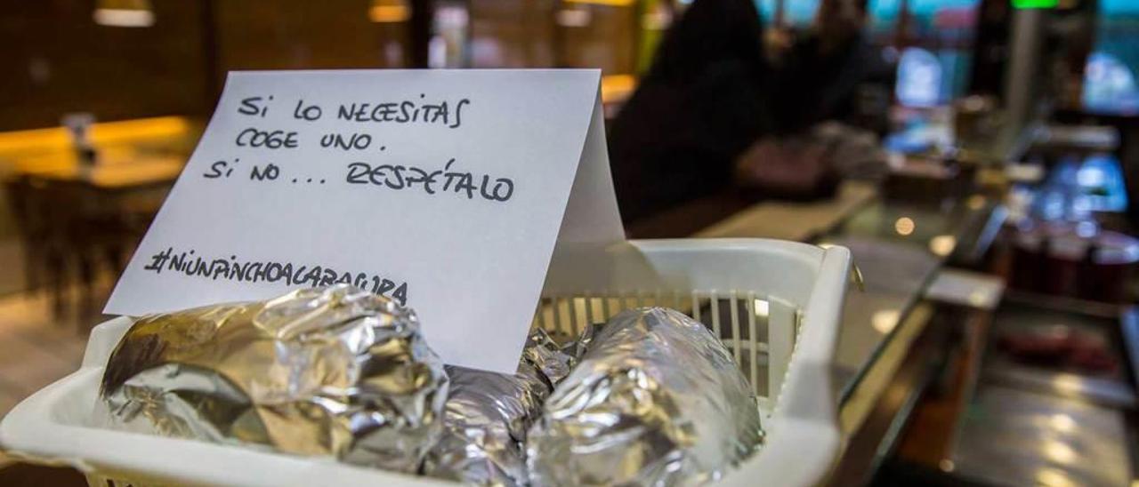 Una bandeja de pinchos en la cafetería Positano, ayer, en Oviedo, para que puedan ser recogidos y consumidos por personas que lo necesiten.