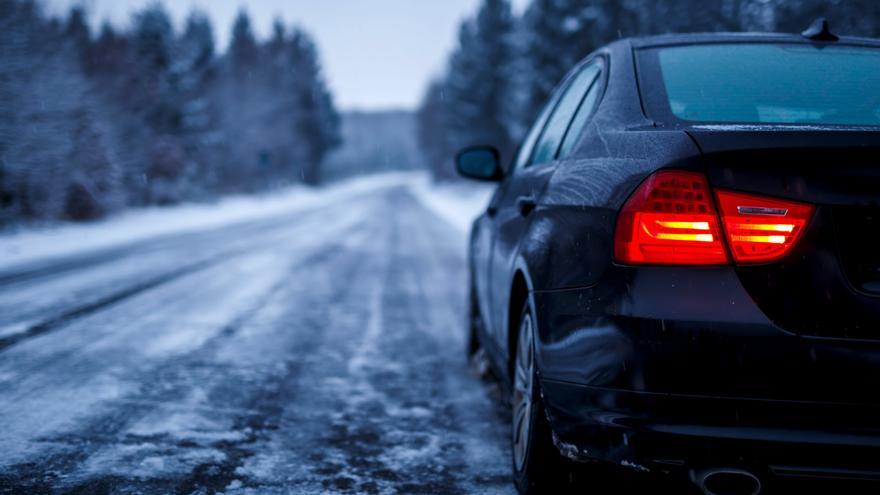 Así se quita el hielo del parabrisas del coche sin dañar el cristal