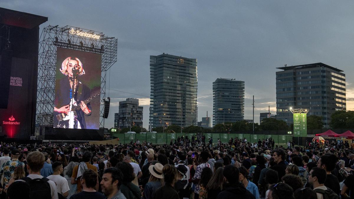 Un concierto del Primavera Sound en 2023, con edificios de Diagonal Mar al fondo.