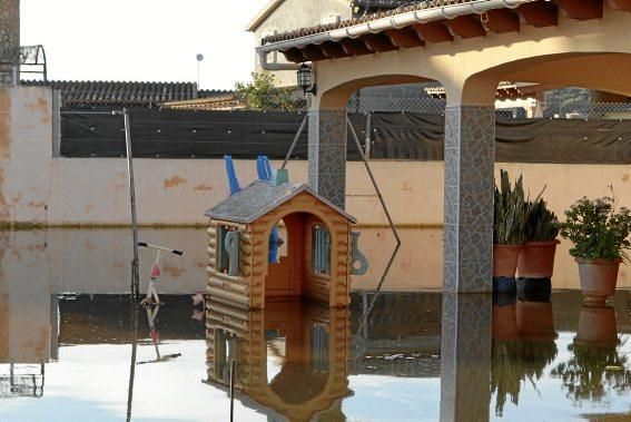 In dem kleinen Dorf in der Nähe des Flughafens von Mallorca steht das Wasser - und fließt seit Dezember nicht ab. Die Anwohner beklagen die Untätigkeit der Politik.