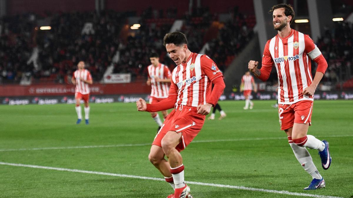 Arribas celebra un gol con Baptistao detrás.