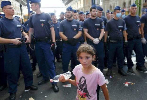 Fotogalería de miles de refugiados protestando ante la estación de trenes de Budapest cerrada